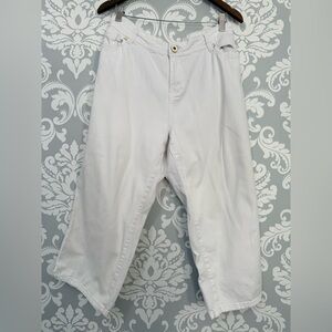 4/$25 • Roz & Ali White Denim Cotton Capris‎